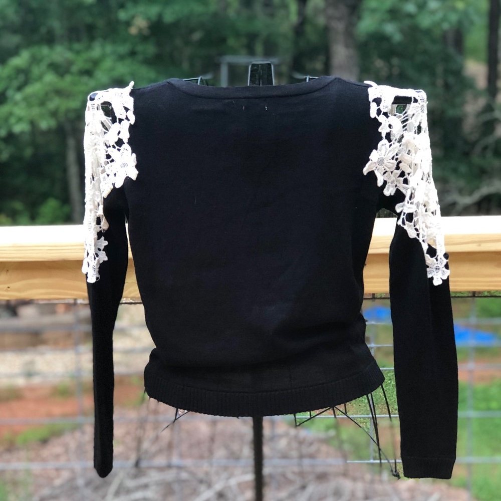 En Creme Lace Shoulder Sweater Size Large - Picture 6 of 7